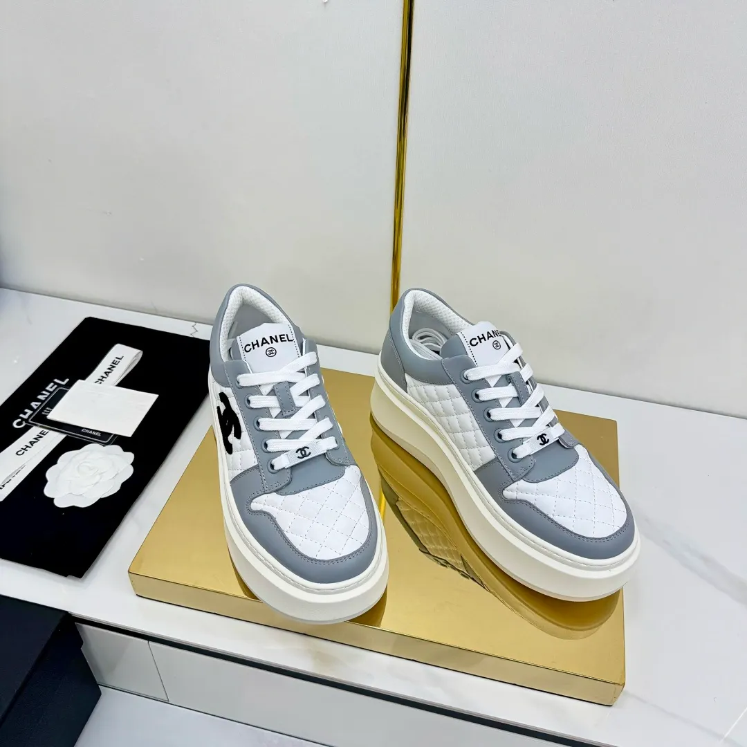 👟👟Ex-factory price 600👟👟 Upgraded version, upgraded version, upgraded version! No rebuttal accepted! ! ! ! Chanel Chanel panda shoes! 2025 counter's top casual sports shoes. This classic design; the upper is electro-embroidered with a variety of techniques; the outsole is fashionable and sporty; the unusual inclusion of a variety of color matching elements... The diversified mix and match is very good-looking and versatile, and can be used for leisure, fashion, sports, and outdoor... ꫛꫀꪝ Go➫ Materials: ❶Upper made of: original imported first-layer silk cowhide + original waterproof cloth + original first-layer cowhide ❷Inner lining: Original Yangli+Net ❸Outsole based on: Original TPU combination outsole Counter boutique packaging complete set for women 35–41 👉 👉 👉 👉 👉